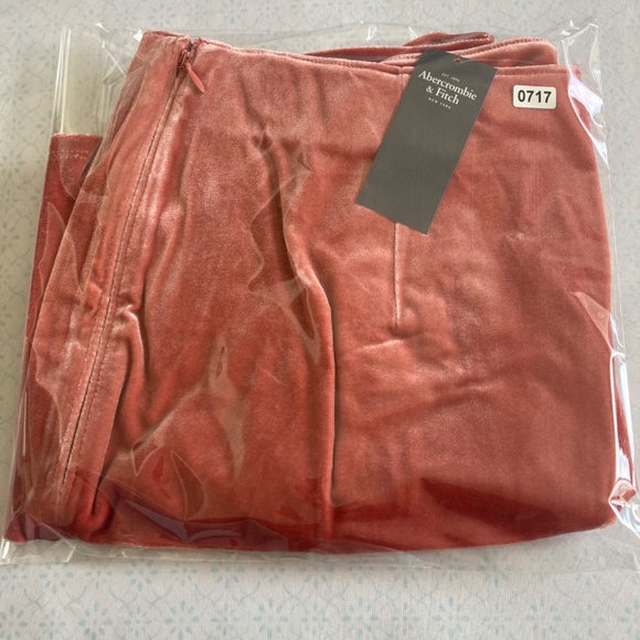 New Abercrombie and Fitch women’s velvet miniskirt - Picture 6 of 6
